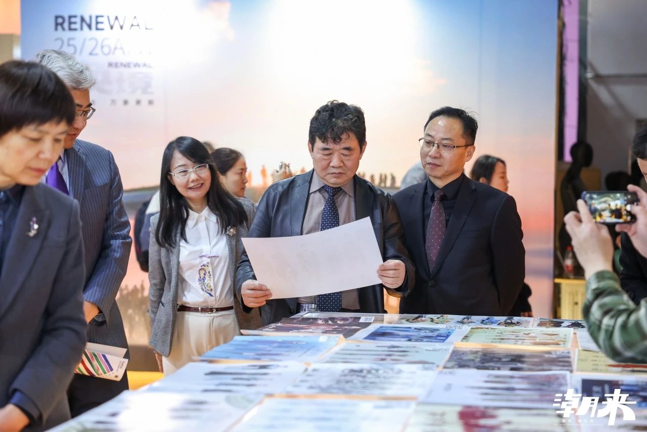 以第二十八屆（2025）&ldquo;真皮標(biāo)志杯&rdquo;設(shè)計(jì)大賽初賽、潮來(lái)&middot;必訂&mdash;&mdash;設(shè)計(jì)版權(quán)交易會(huì)、2025海寧優(yōu)材&middot;新質(zhì)聯(lián)盟聯(lián)合展、潮來(lái)課堂分享沙龍等系列活動(dòng)為支點(diǎn)，&ldquo;海寧時(shí)間&rdquo;再一次撬動(dòng)千億時(shí)尚產(chǎn)業(yè)的澎湃動(dòng)能。