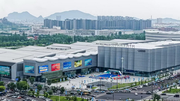 2026 中國紹興柯橋春季國際紡織品面輔料博覽會期間，由三博會展自主研發的全國紡織實體展會首個AI智能體&ldquo;小布&rdquo;，作為展會官方唯一指定AI對接工具，憑借亮眼的落地表現成為全場焦點。其高效的供需匹配能力不僅徹底顛覆傳統采購模式，更彰顯了三博會展在會展數字化領域的技術硬實力。 紡博會現場的AI智能體&ldquo;小布&rdquo; 成效斐然！   智能體&ldquo;小布&rdquo;賦能紡博會高效采購  作為三博會展深耕紡織會展行業多年的核心技術成果，AI 智能體 &ldquo;小布&rdquo;此次與柯橋紡博會的官方合作，是其在紡織實體展會的首次規模化落地，也是行業數字化升級的重要突破。&ldquo;小布&rdquo;以&ldquo;破解供需信息壁壘&rdquo;為核心，依托千萬級紡織產品數據庫與行業專屬深度學習算法，成為采購商的&ldquo;智能導航官&rdquo;與參展商的&ldquo;精準獲客器&rdquo;。 中國紡織工業聯合會會長 孫瑞哲&nbsp;參觀AI智能體&ldquo;小布&rdquo; 中國紡織品進出口商會副會長 張錫安&nbsp;參觀AI智能體&ldquo;小布&rdquo; 采購商通過多語種語音輸入，無論是指定&ldquo;石墨烯恒溫面料&rdquo;&ldquo;再生纖維含量&ge;80%&rdquo;等精準產品參數，還是明確采購方向、合作企業類型等商務需求，&ldquo;小布&rdquo;均能在毫秒內完成需求解析，精準推送匹配度最高的參展企業、展位位置及產品詳情，改善傳統采購&ldquo;大海撈針&rdquo;的困境。來自阿聯酋的采購商阿卜杜拉直言：&ldquo;以往逛展要花費一整天找供應商，現在用&lsquo;小布&rsquo;鎖定&lsquo;夏季戶外功能面料&rsquo;需求，12 家目標企業即刻呈現，還能規劃最優路線，采購效率提升不止一倍！&rdquo;   展會首日便有2000余名采購商主動使用&ldquo;小布&rdquo;完成需求匹配，供應商匹配準確率高達95%，平均對接效率提升80%以上。更具行業價值的是，&ldquo;小布&rdquo;通過沉淀采購需求關鍵詞、瀏覽軌跡、意向匹配度等全維度數據，構建起動態更新的紡織采購大數據池，為參展商提供 2026 流行趨勢、潛在客戶畫像等精準洞察，助力企業優化產品布局與營銷策略，實現 &ldquo;數據反哺營銷&rdquo;的長效價值。其亮眼表現不僅獲得展會組委會的高度認可，更成為本屆紡博會的&ldquo;數字新名片&rdquo;，為行業樹立了AI賦能會展的標桿案例。 持續創新！   &ldquo;愛秀AI SHOW&rdquo;開發完善中，補全展商營銷短版  在&ldquo;小布&rdquo;成功落地的基礎上，三博會展針對紡織企業宣傳素材制作 &ldquo;周期長、成本高、創意不足&rdquo;的行業共性痛點，正全力開發完善另一款 AI創新工具 &mdash;&mdash;&ldquo;愛秀 AI SHOW&rdquo;。該工具以&ldquo;AI一鍵生成紡織品宣傳海報+視頻&rdquo;為核心功能，旨在為展商打造高效、低成本的營銷解決方案。&ldquo;愛秀 AI SHOW&rdquo;今年2月在越南紡織展作為試點已成功運行了1.0版本，得到眾多客商的廣泛好評。 sdfd&nbsp;  據三博會展技術團隊透露，目前&ldquo;愛秀 AI SHOW&rdquo;已完成核心功能研發，并以投入部分展商的試用階段。其將深度貼合紡織行業特性，支持面料紋理高清還原、模特穿搭場景智能切換、多語言文案自動生成等功能，能精準呈現不同品類紡織品的核心賣點。參展商無需專業設計團隊，僅需上傳產品實拍圖并輸入主題關鍵詞，即可快速生成適配展會宣傳、電商平臺、社交媒體等多場景的營銷素材，大幅降低企業營銷成本與時間成本。該工具計劃在完成最終優化后，擇機在后續展會中推出，進一步補全會展數字化服務鏈條。 戰略布局！   三博會展以AI重構會展生態，引領行業數字化轉型  &ldquo;小布&rdquo;的成功落地是起點，而非終點。三博會展的核心戰略是&ldquo;以 AI技術重構紡織會展全鏈路價值&rdquo;&mdash;&mdash; 先通過&ldquo;小布&rdquo;打通采購端與參展商之間的供需對接瓶頸，解決&ldquo;找得到、接得快&rdquo; 的核心問題；再以 &ldquo;愛秀-AI SHOW&rdquo;賦能展商營銷環節，解決&ldquo;推得好、成本低&rdquo;的痛點，最終形成&ldquo;精準對接+高效營銷+數據沉淀&rdquo;的閉環生態。    此次&ldquo;小布&rdquo; 在柯橋紡博會的實戰驗證，不僅證明了AI技術與紡織會展的深度融合可行性，更堅定了三博會展的AI布局決心。未來，企業將持續深耕紡織會展數字化領域，一方面迭代優化&ldquo;小布&rdquo;的算法精度與服務場景，另一方面加速&ldquo;愛秀-AISHOW&rdquo;的完善與落地，同時探索更多會展全鏈路的AI應用場景，打造覆蓋&ldquo;展前籌備、展中對接、展后沉淀&rdquo;的全流程數字化解決方案。三博會展始終聚焦行業真實需求，以&ldquo;技術創新賦能產業升級&rdquo;為使命，通過兩大AI產品的協同布局，推動會展行業從&ldquo;流量聚合&rdquo;向&ldquo;價值沉淀&rdquo;轉型，助力紡織產業在AI時代實現高質量發展，持續引領會展數字化變革浪潮。